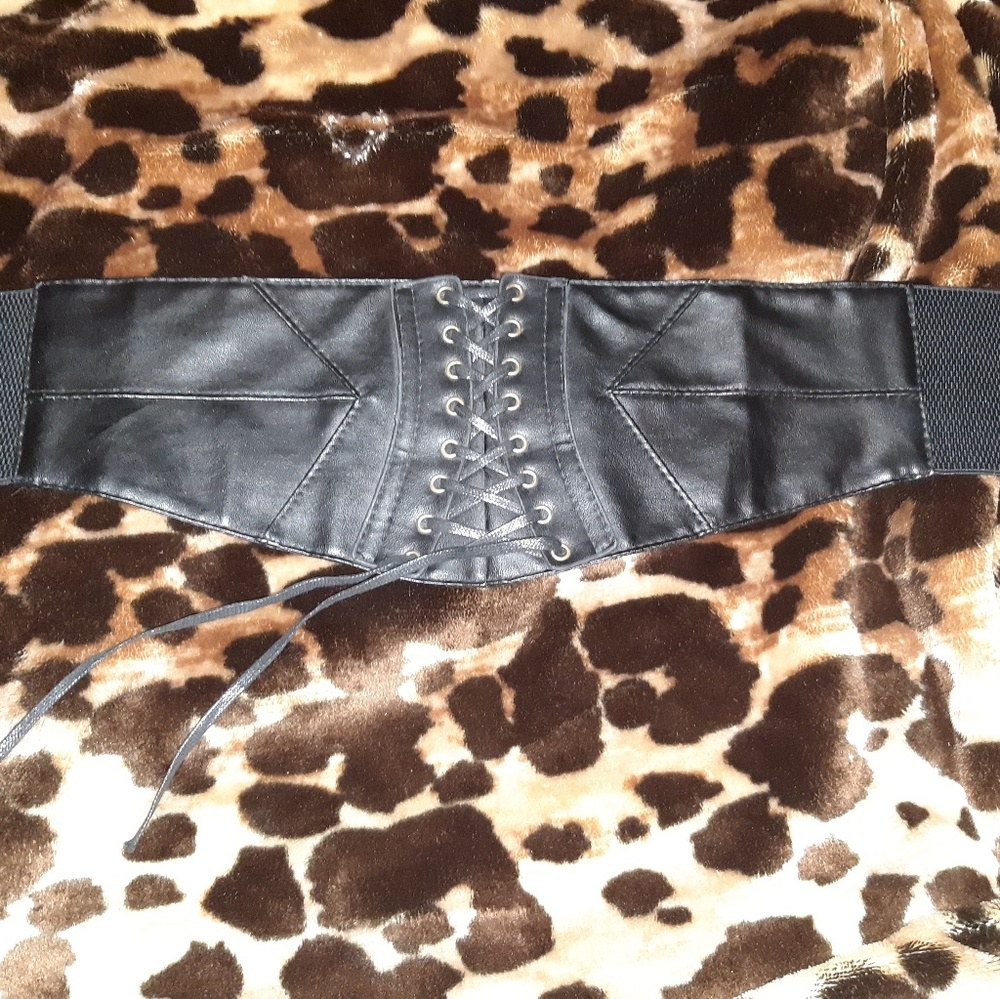 Waist flattering, shaping belt